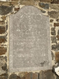 Tombe - plaque