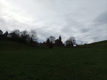 Vue du bas de la rue de l'église